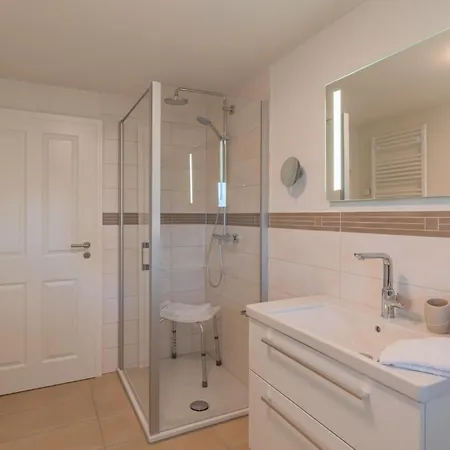 1 Bedroom In Apartment *